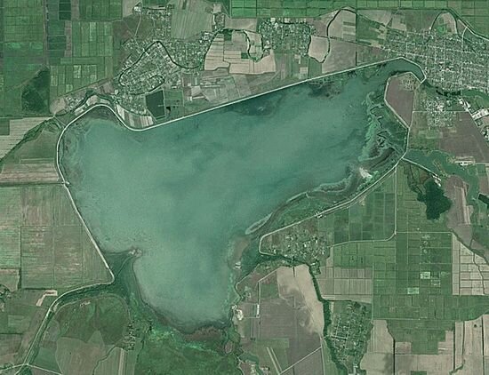 Вид со спутника.  Координаты GPS: 44.977345, 38.527736.