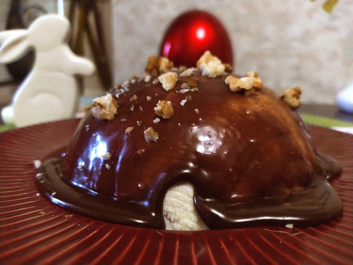 Творожная пасха, которую мы приготовили по рецепту известного шеф-повара. Похожа на библейскую гору с пещерой