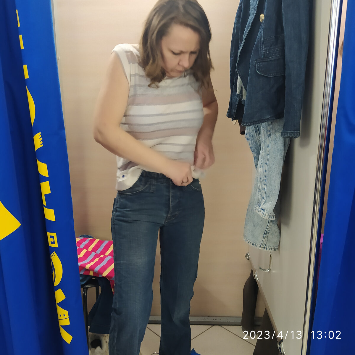 Я их застегнула, конечно, только долго бы я так не продержалась.