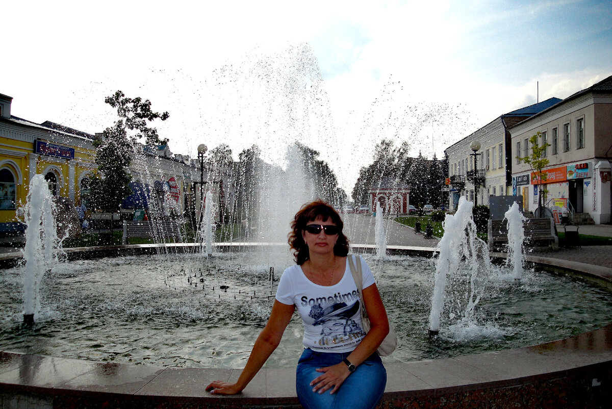 Еще старый фонтан, теперь у нас новый "модный" - струи бьют прямо из под земли...