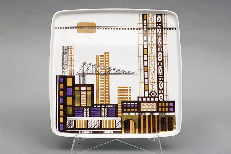 Блюдо из сервиза «Индустрия». 1990 год, Вербилки. Автор формы Юрий Борисович Золотов, автор росписи Алевтина Андреевна Горькова