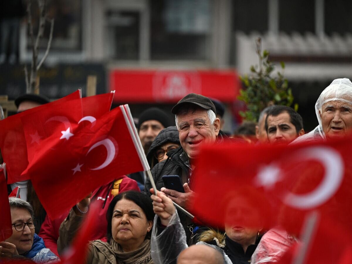    Люди с флагами Турции в Чанаккале © AFP 2023 / Ozan Kose