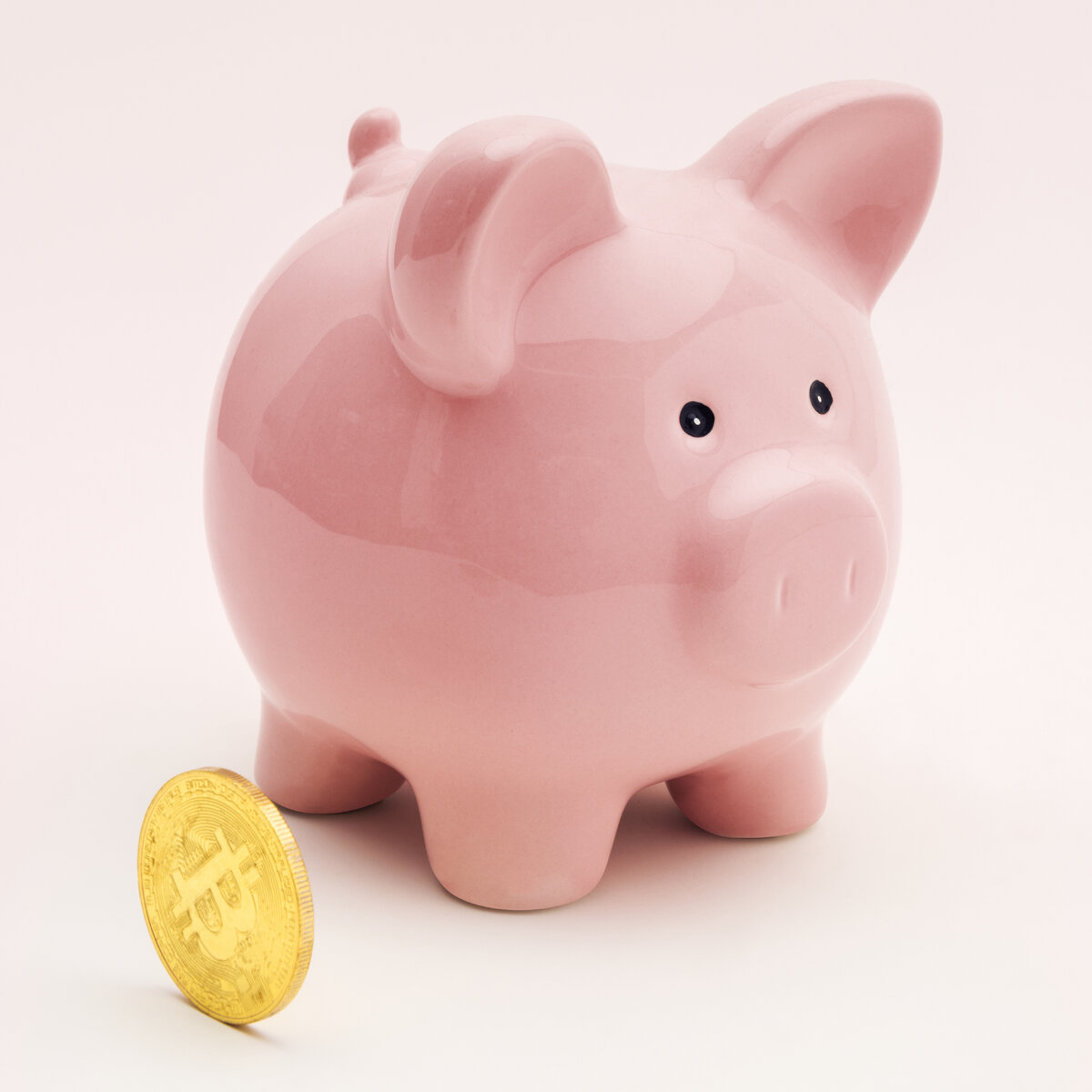 <a href="https://ru.freepik.com/free-photo/pink-piggy-bank-with-a-bitcoin_15439293.htm#query=%D1%8D%D0%BA%D0%BE%D0%BD%D0%BE%D0%BC%D0%B8%D1%8F&position=23&from_view=keyword&track=sph">Изображение от rawpixel.com</a> на Freepik