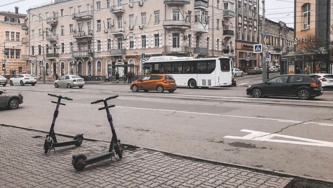     В центре Ростова два человека погибли в ДТП с двумя иномарками, подробностями аварии поделились в пресс-службе ГИБДД.