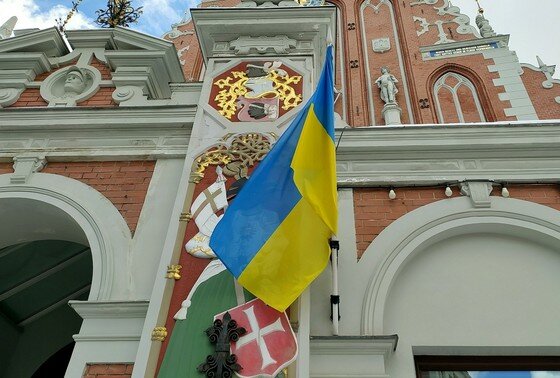    Украинский флаг на здании Рижской мэрии