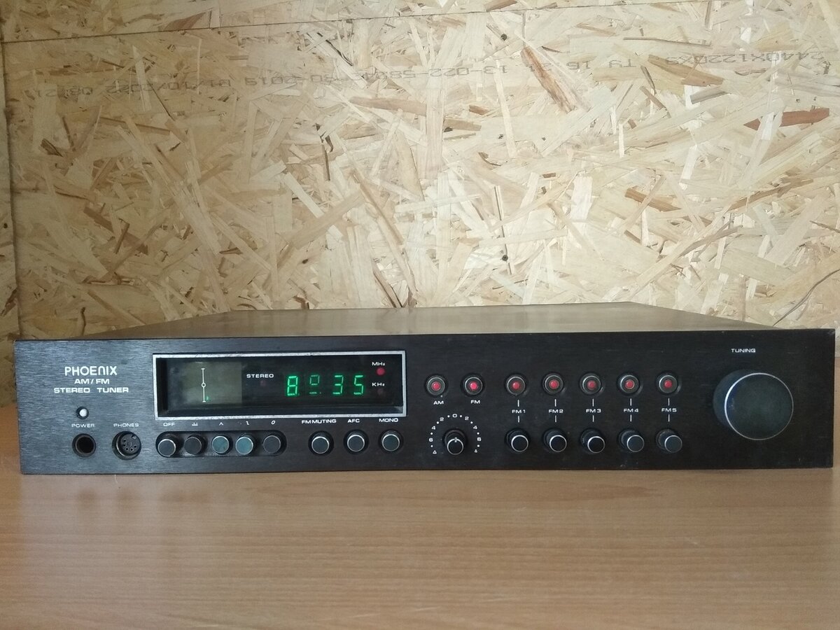 Собственно сам тюнер. К свойей фотосессии он подошел с одним "полурабочим" люминисцентным сегментным индикатором.