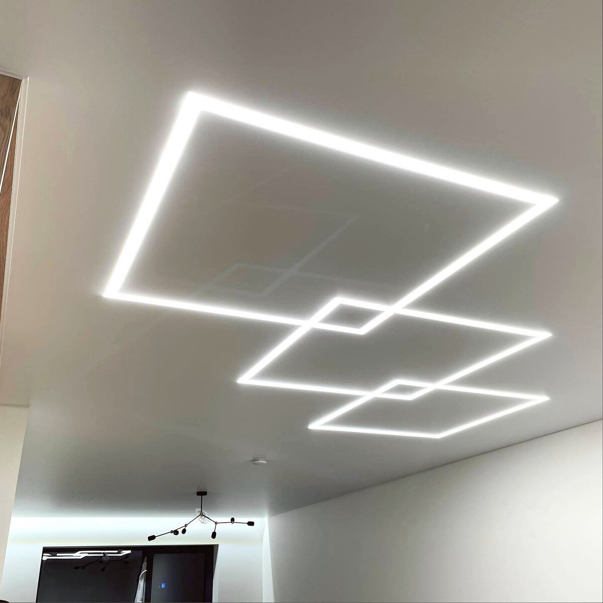 Вариант натяжного потолка (листайте карусель)