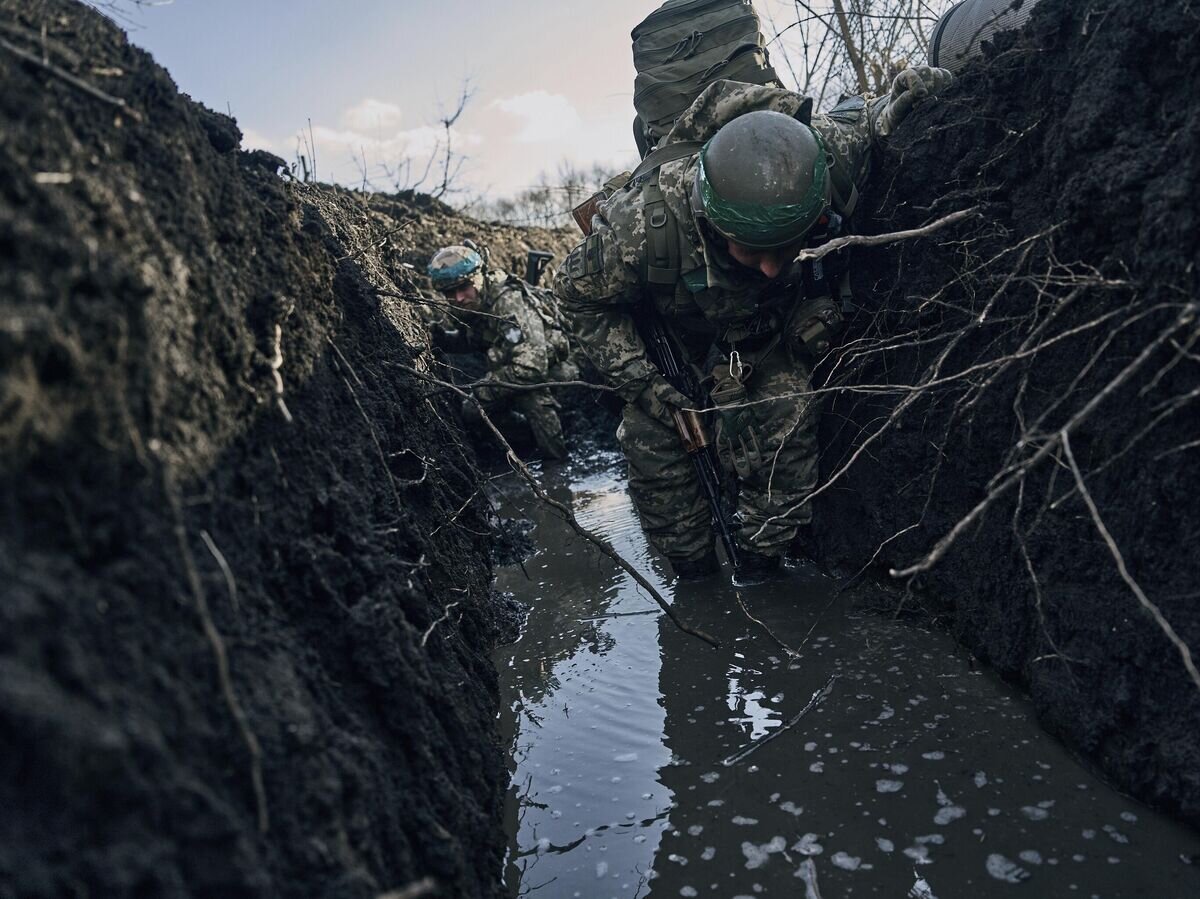 Украинские военные в районе Артемовска (Бахмута)© AP Photo / Libkos