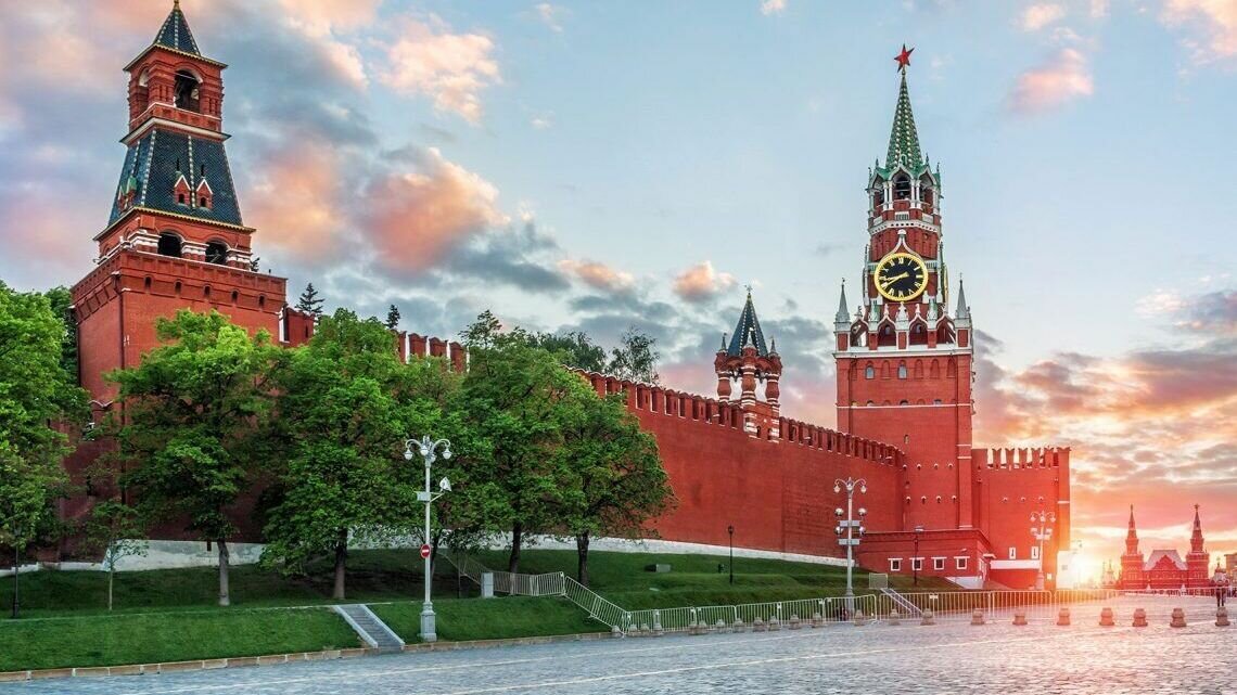     Власти Украины отрицают свою причастность к ночной атаке дронов на резиденцию президента РФ Владимира Путина в Кремле.