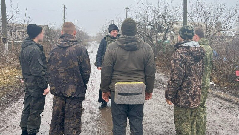 Протоиерей Виктор Горбач с бойцами в зоне СВО