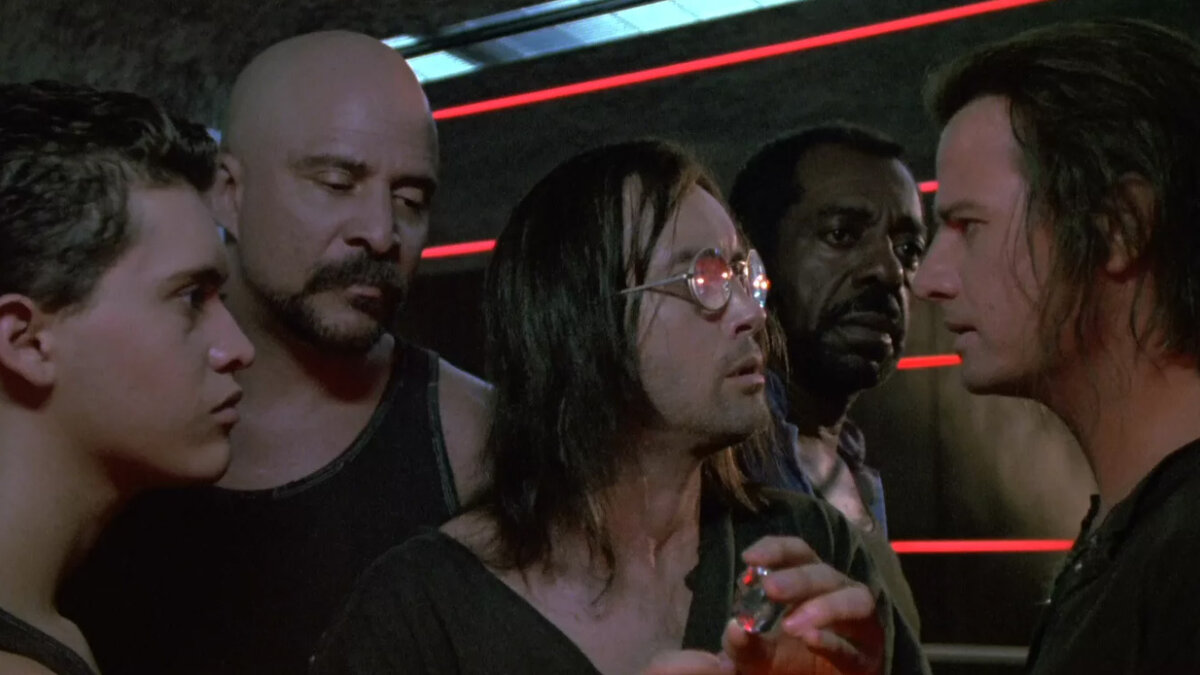 Кадр из фильма "Последний отсчет / Крепость" (1992)