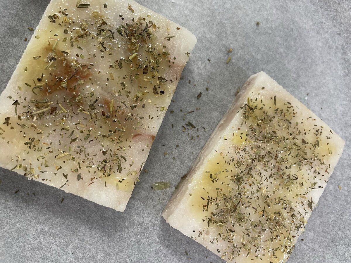 Черри вымыть, разрезать пополам и выложить сверху на рыбу