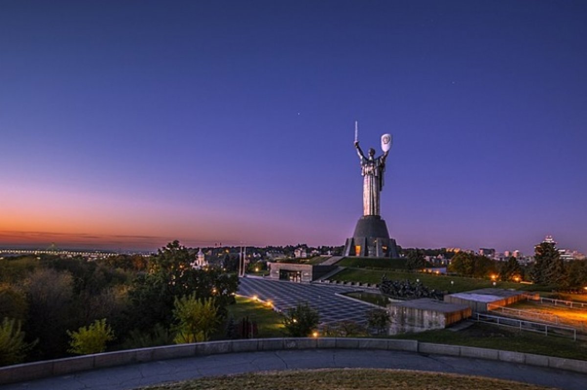    Герб СССР на памятнике «Родина-мать» в Киеве заменят на трезубец