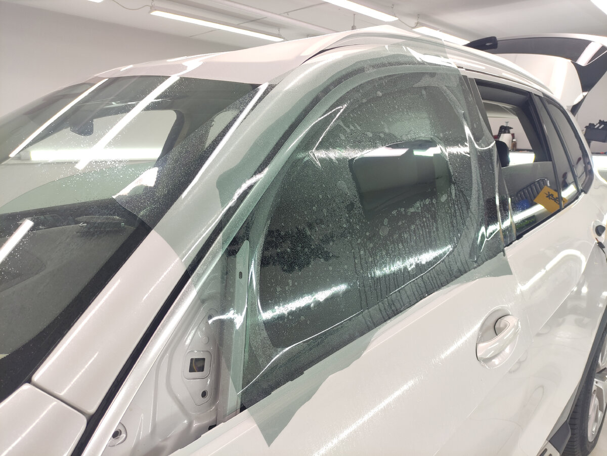 Раскрой атермальной пленки XPel XRplus 70  на два боковых стекла.