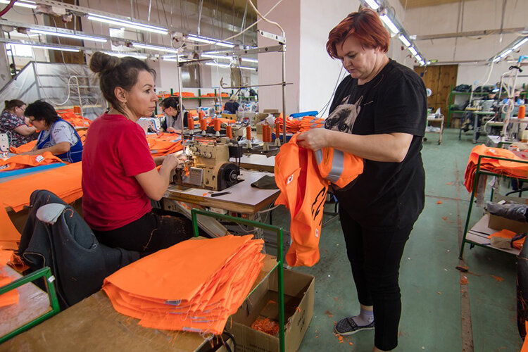    «Мы сначала стали шить по контракту от минобороны. А уже потом начали от себя, вне договоров. Постепенно-постепенно увеличивали объем помощи, к нам стали даже из Челнов обращаться — просят то и то»