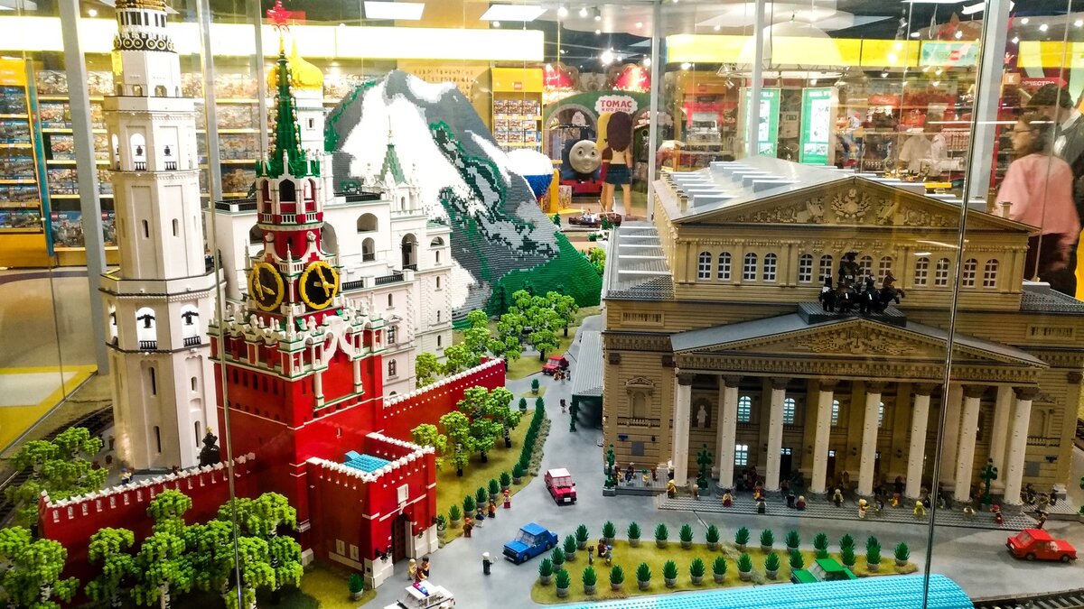 А ВЫ ЗНАЛИ? Что в 2017 году в Москве прошла огромная выставка под названием "Лего Фестиваль", которая стала самой большой выставкой из конструктора Лего в истории.