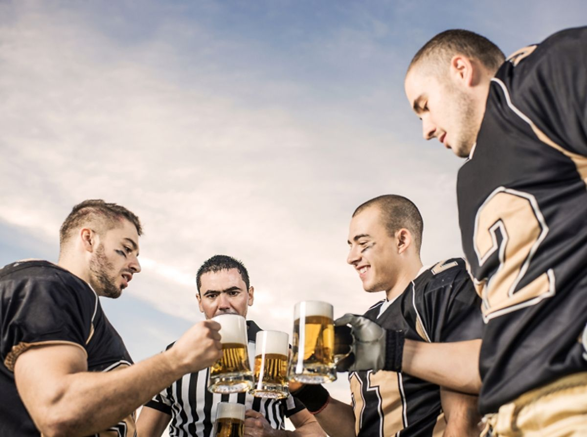 Зачем спортсмены пьют. Пиво и спорт. Пивные спортсмены. Спортсмен с пивом. Спортсмен пьет пиво.