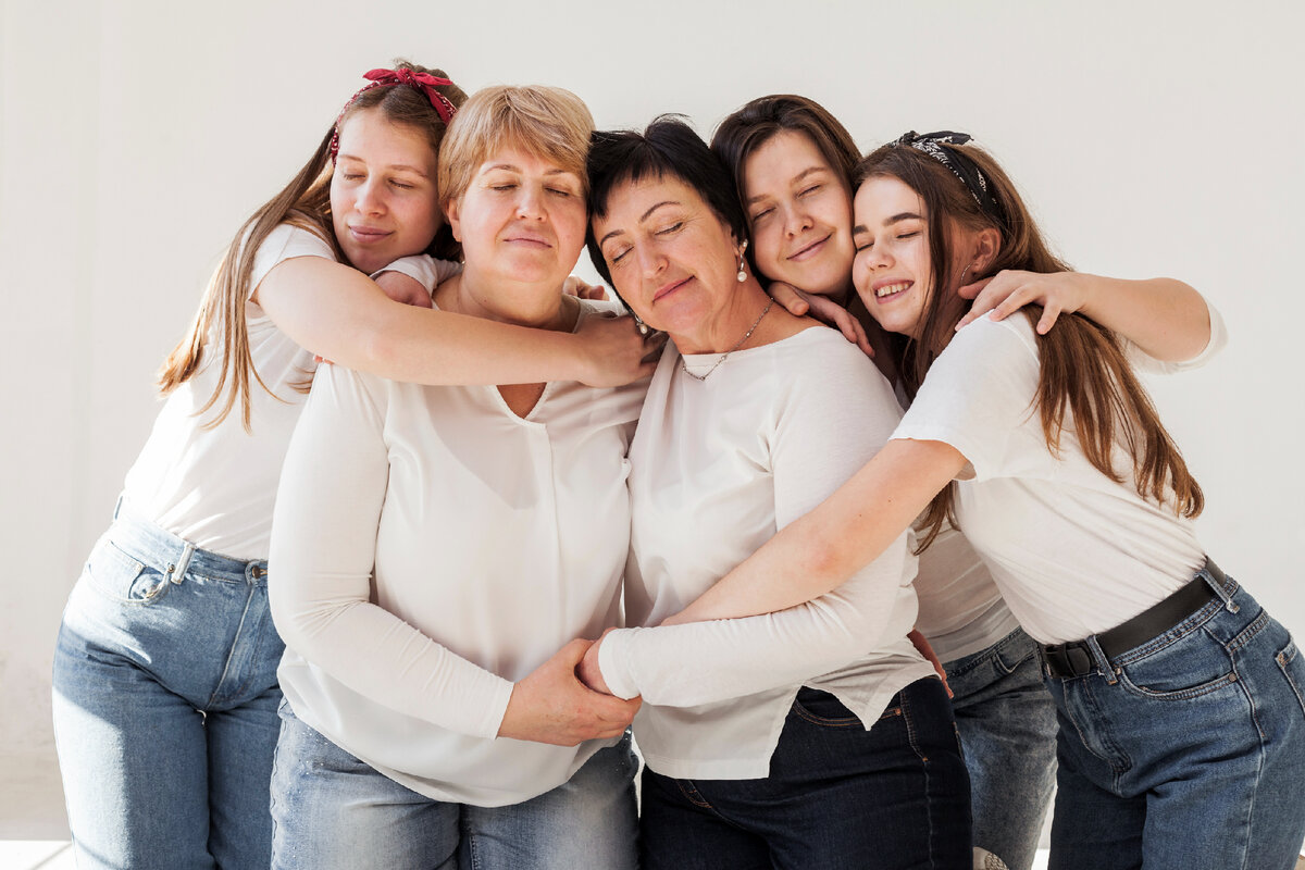 https://www.freepik.com/free-photo/togetherness-group-women-hugging_7150593.htm#query=feminism&from_query=феминизм&position=7&from_view=search&track=sph