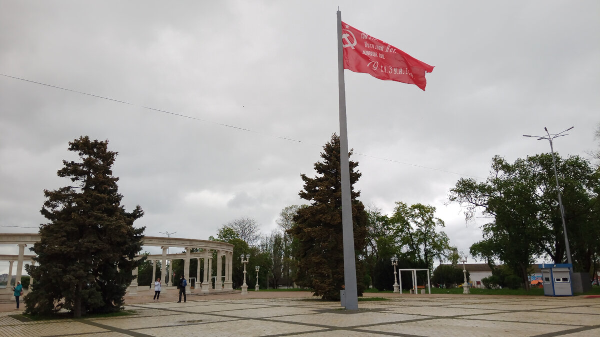 На центральной площади сегодня вместо триколора развивается Знамя Победы.
