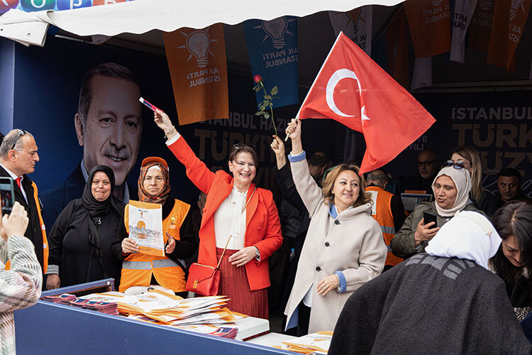    «Эрдоган знает нужды людей и пытается решать накопившиеся проблемы. За минувший месяц он очень много чего пообещал и сделал. Платить по счетам придется позже» Фото: © Shady Alassar / Keystone Press Agency / www.globallookpress.com