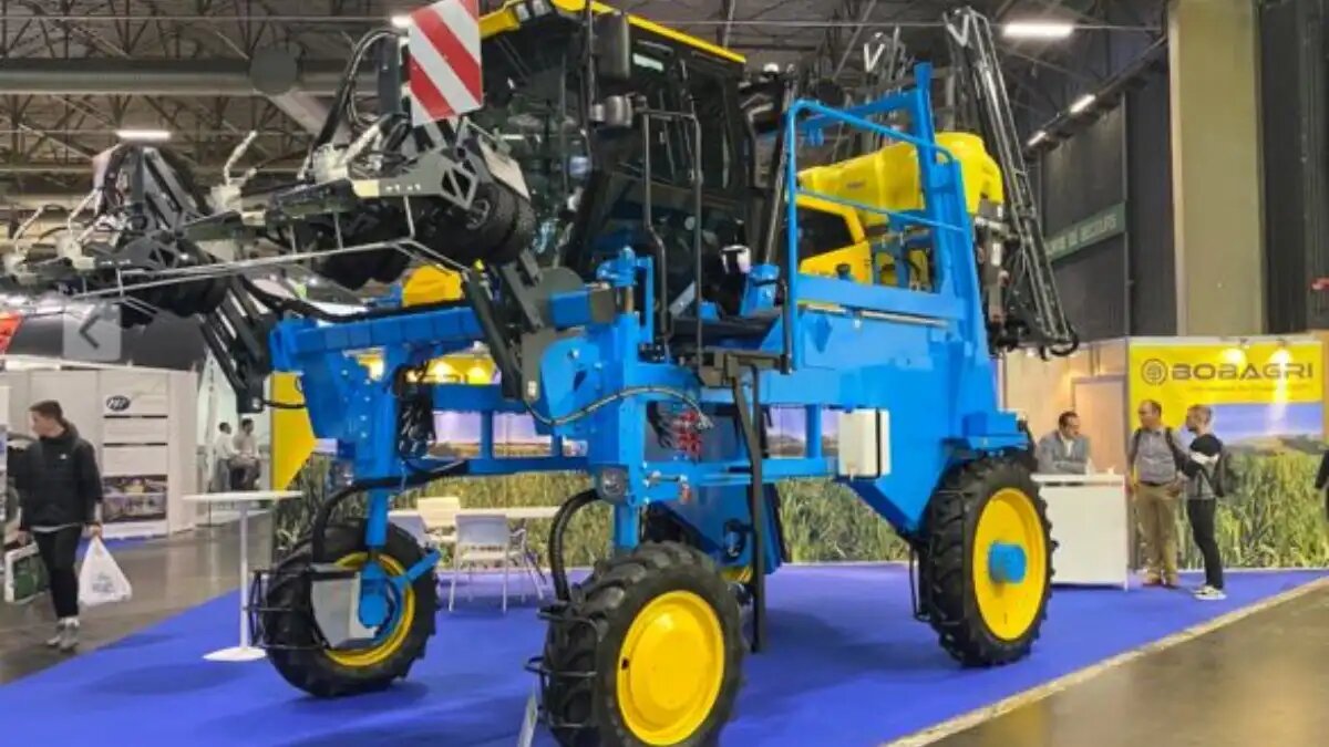 Фото: api.prod.pleinchamp.com Новый портальный трактор Bobagri M140 на выставке во Франции