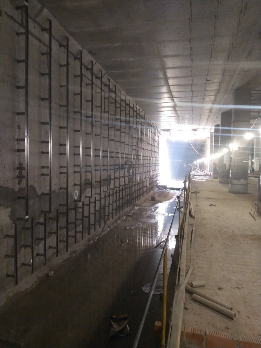 📷 2: Платформенный уровень станции. Закончен монтаж подсистемы под облицовку стен и потолков алюминиевыми панелями. Дальнейший монтаж панелей приостановлен ввиду отсутствия подписанных договоров на прокладку инженерных систем за облицовкой.