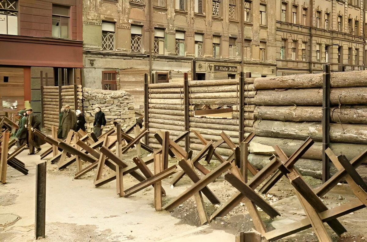 Разрушения и заграждения. Баррикады в блокадном Ленинграде. Блокада Ленинграда противотанковые Ежи. Противотанковые Ежи Москва 1941 г. Баррикады в Москве 1941.