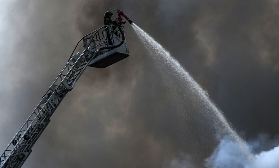    Сотрудник МЧС тушит пожар © Рамиль Ситдиков/РИА Новости