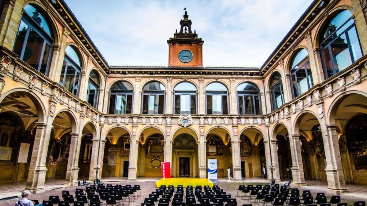 Самые первые университеты появились в. Болонский университет Италия. University of Bologna, Болонья. Болонский университет Италия 1088. Болонский университет Италия Коперник.