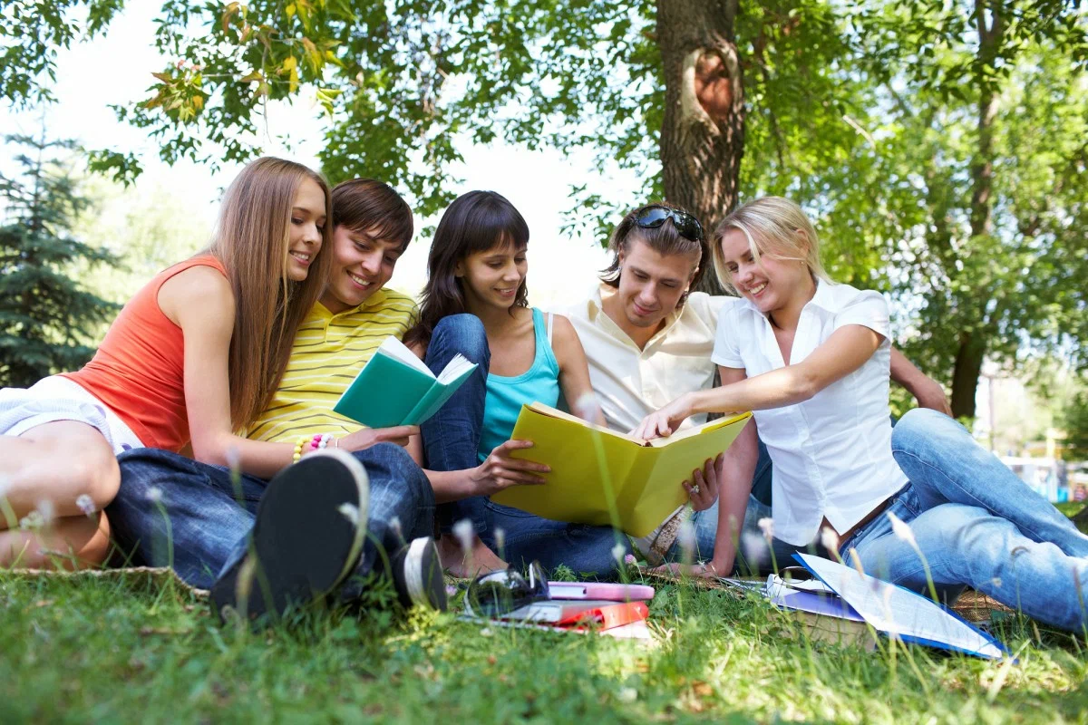 Подросток читает книгу. Студенты в парке. Молодежь и природа летом. Счастливая молодежь на природе. Лето с книгой.