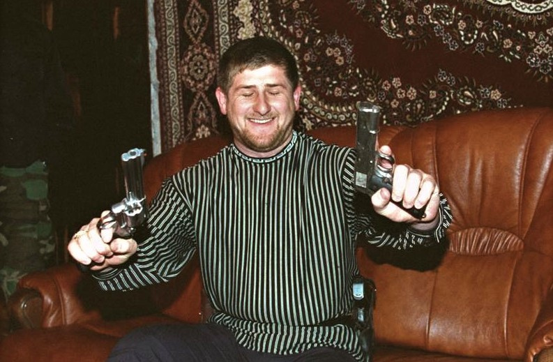 золотой пистолет рамзана кадырова. апти и рамзан кадыров. рамзан кадыров с золотым пулеметом. кадыров золотое. адам делимханов стечкин.