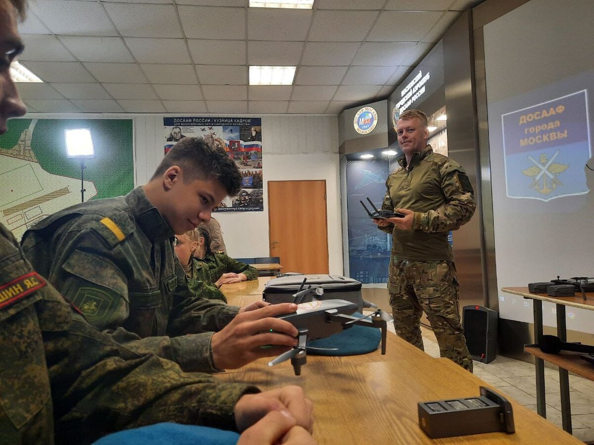 Оператор бпла обучение в санкт петербурге. Военная радиостанция. Знания военнослужащих. Военные радиостанции России. ДОСААФ армия.