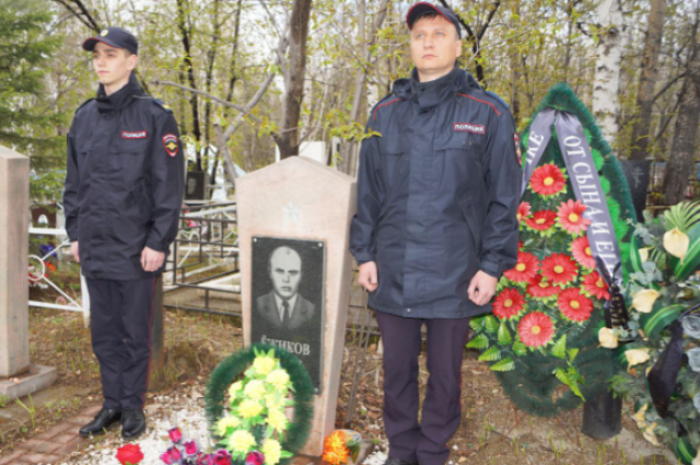    У памятника погибшему Владимиру Ёжикову. Фото: Восточно-Сибирское ЛУ МВД России на транспорте