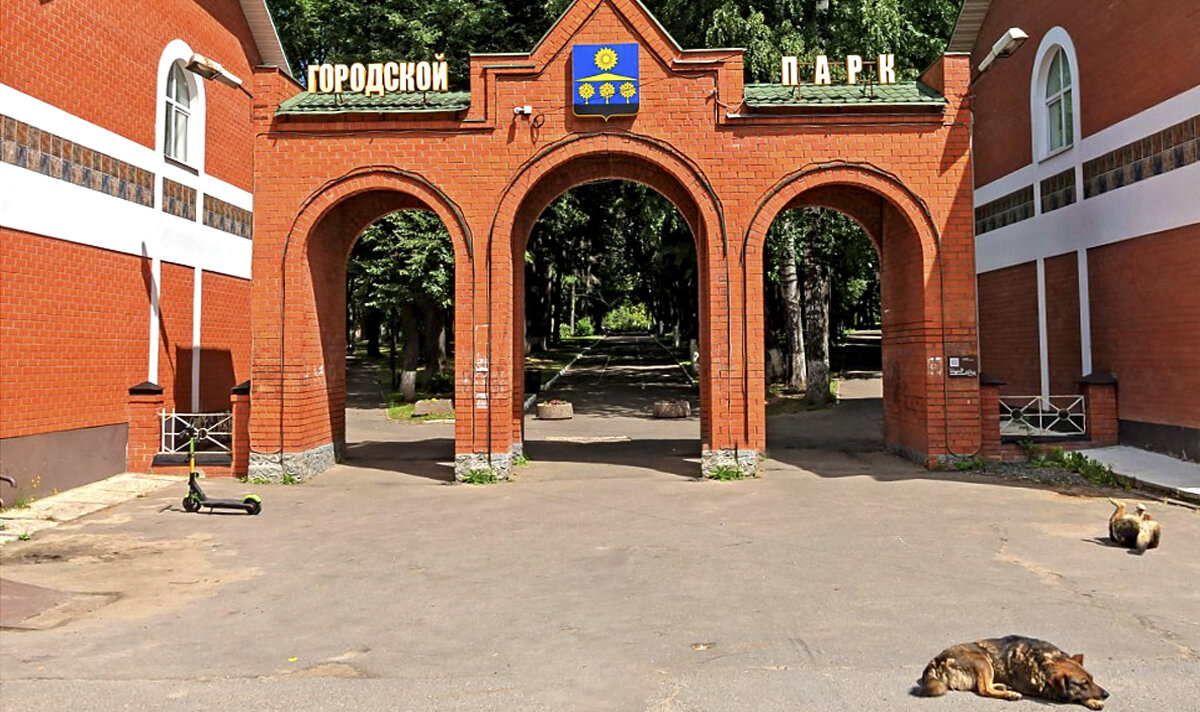 Вход в городской парк. Время замерло. Сиеста.
