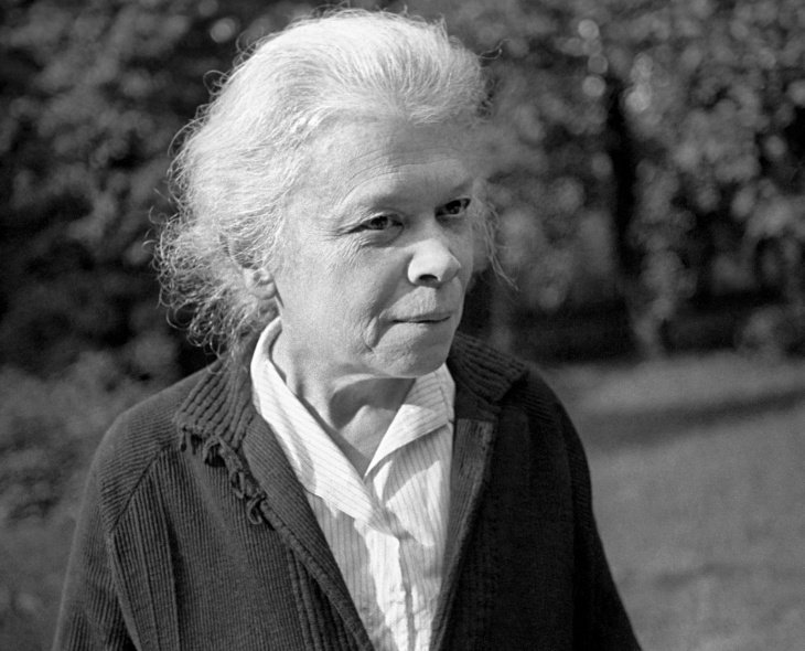 Обратите внимание, на это фото. Мария Ульянова выглядит намного старше своего возраста. Ей нет и 60 лет, но можно смело дать 70 и более. Раннее старение типично для тяжёлого атеросклероза.