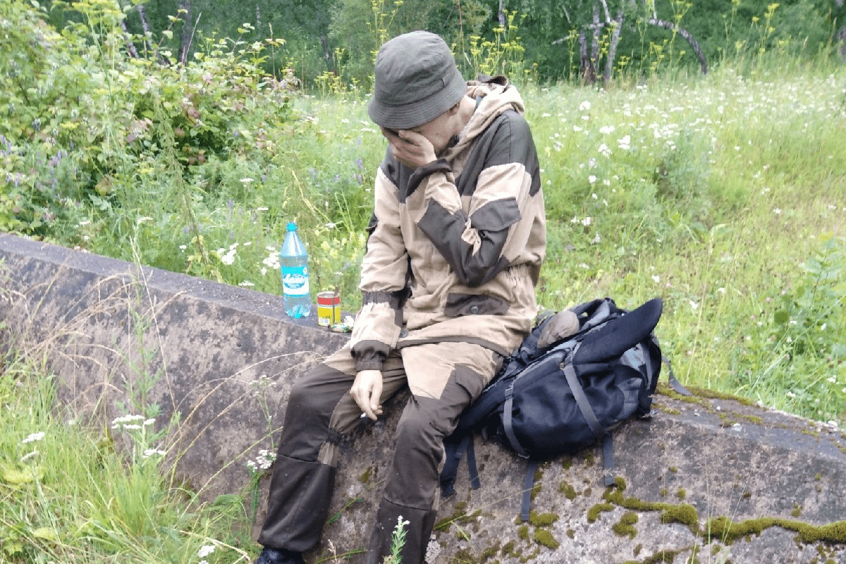 Мальчик брел по тайге почти. Заблудился в лесу. Человек заблудился в лесу. Человек потерялся в лесу. Заблудился в походе.