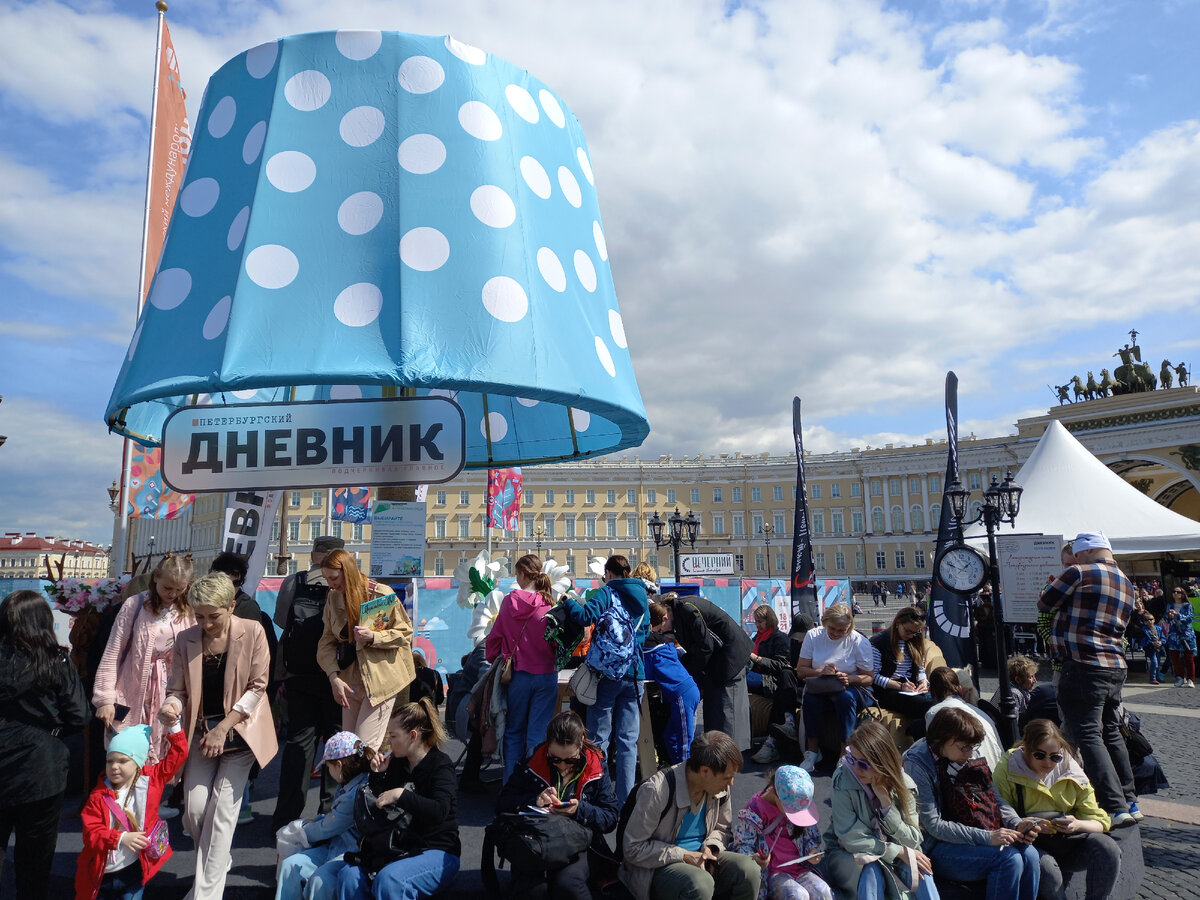 Ух! Сколько же открыток отправят в эти дни петербуржцы?!
