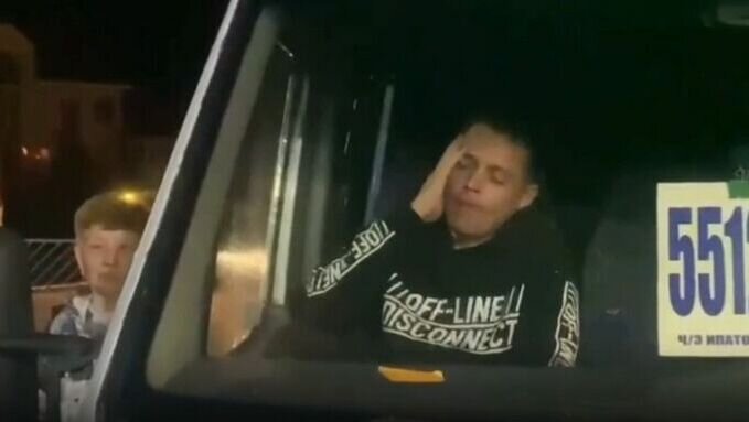     В Ставрополе отменили автобусный рейс в Волгоград из-за неадекватного поведения водителя. Как позже выяснилось, мужчина перебрал с алкоголем, но все же решил сесть за руль.