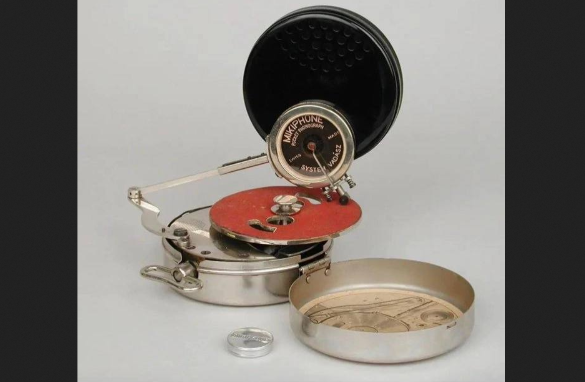 Дорожный патефон в коробочке. Фото из открытого источника в Яндексе.
