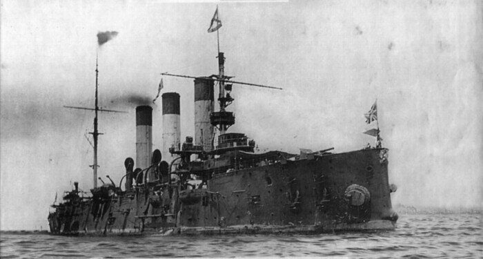 Внешний вид крейсера «Аврора» после битвы в Цусимском проливе. Фотография сделана при входе корабля в порт Манила, Филиппины, 21 мая 1905 года. Источник:т https://commons.wikimedia.org