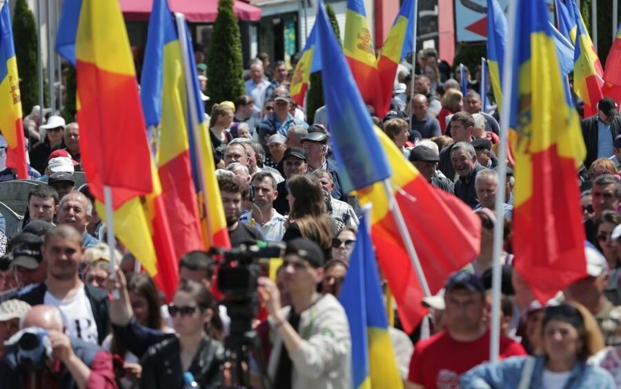 В молдавии запретили. Митинг. Молдавский митинг. Митинг это определение.