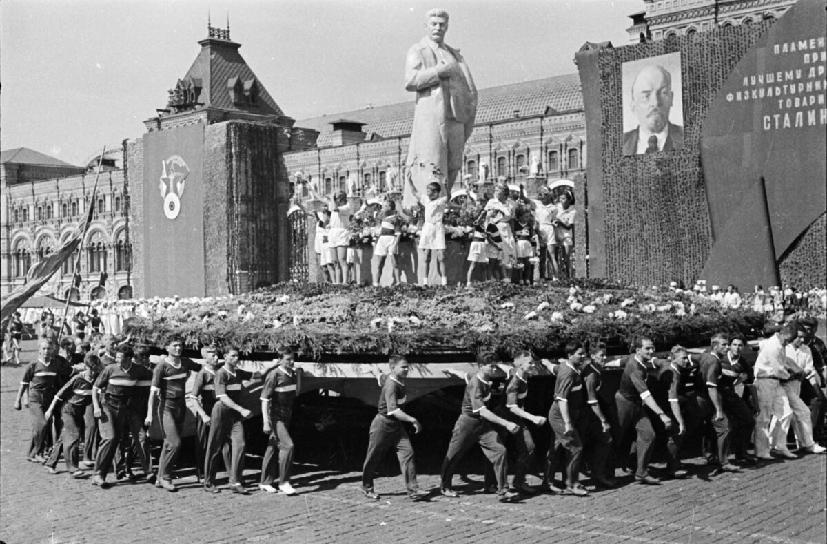 Массовый спорт в ссср. Парад физкультурников 1936 Сталин. Спортивный парад на красной площади 1936 Александр Родченко. Парад физкультурников на красной площади 1937 год. Родченко парад физкультурников.