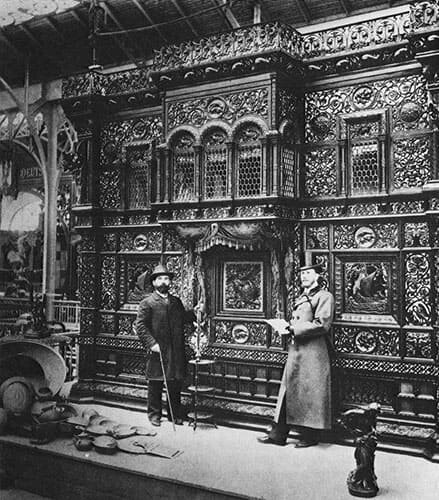 Каслинский павильон и его архитектор Баумгартен (справа) на выставке в Париже.