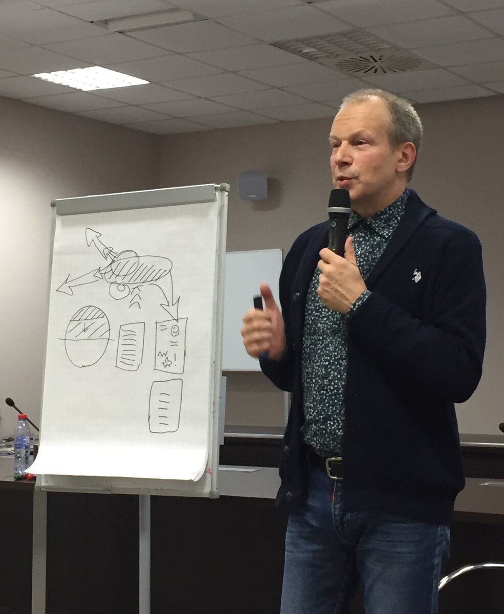 Дмитрий Петров выступает перед редакторами медиахолдинга "Актион-МЦФЭР"