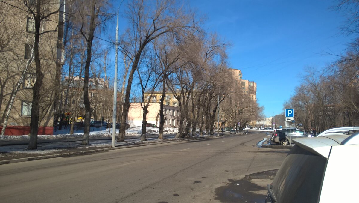 Странный маленький домик, по сравнению с ним ближайшие пятиэтажки выглядят гигантами.