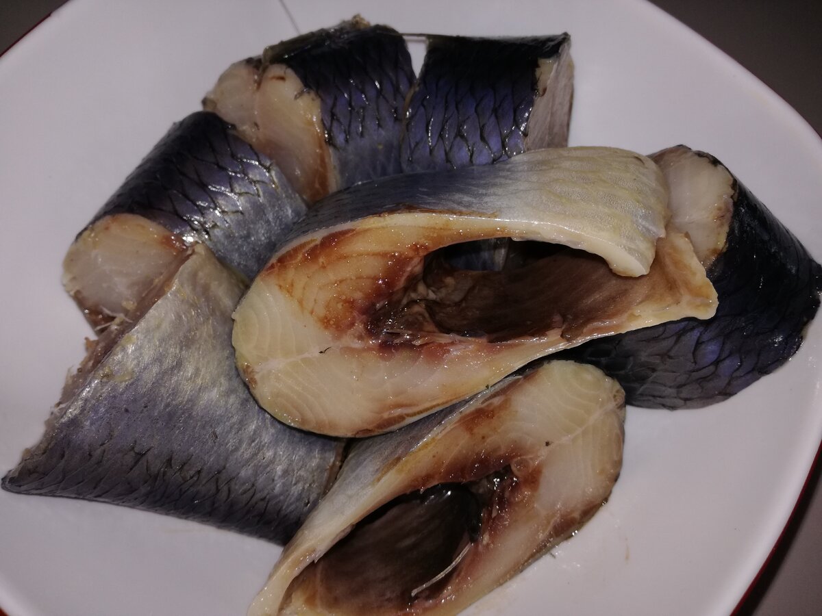 Хотите полакомиться вкусной малосольной селедочкой? Тогда я расскажу вам, как посолить вкусную селедку.