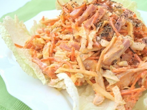 Вкусный и сытный салат "Анастасия" из очень доступных ингредиентов, подойдёт как для повседневного так и для праздничного стола. Очень удачное сочетание ветчины с курицей, корейской морковью, пекинкой и яичными блинчиками!
