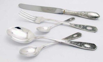 Если мельхиоровые столовые приборы имеют неприятный запах воспользуйтесь таким методом: дно глубокой посуды застелите фольгой, налейте горячую воду, разведите в ней три ложки соли и ложку соды. Оставьте приборы в таком растворе на ночь.