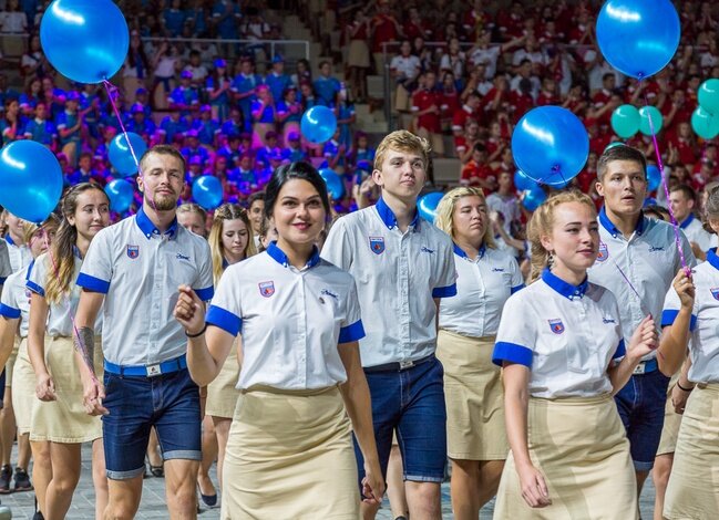 Вожатый в детском лагере. Вожатые лагеря артек. Корпус вожатый мдц артек. Артек вожатые работа. Вожатые мдц артек.