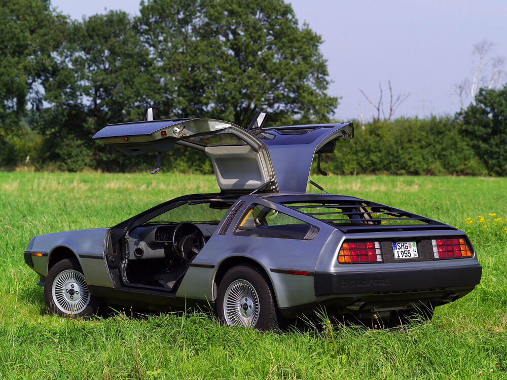 Настоящий делориан. Как сейчас выглядят машины. Марти макфлай арт с делориан. Gmc delorean. Delorean dmc-12 назад в будущее.